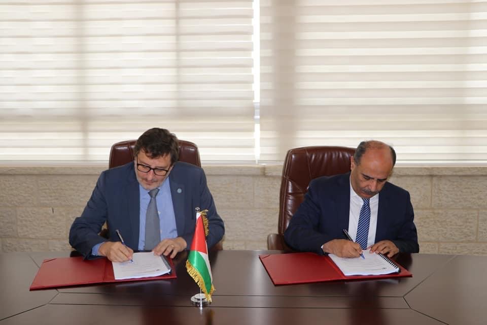 جانب من توقيع الاتفاقية